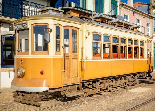 Side view of the old Porto streetcar.