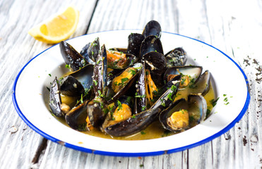 Steamed mussels in wine sauce