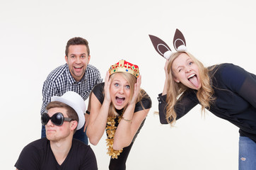 Junge Leute machen Foto vor Photobooth