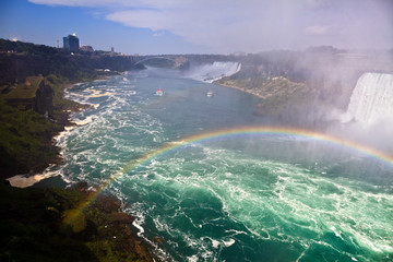 Naklejka premium rainbow over Niagara Falls