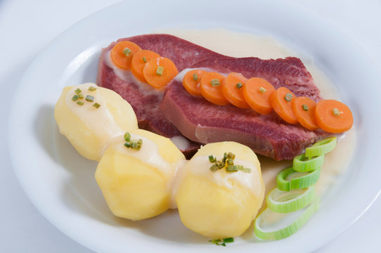 Rinderzunge an Princesskart&ouml;ffelchen mit zarten M&ouml;hrchen &uuml;ber Madeirasauce
