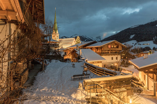 Alpendorf im Schnee