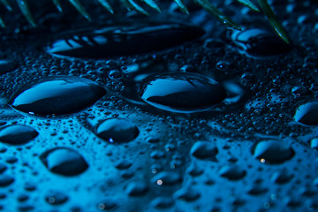 Nahaufnahmen von Wassertropfen mit bläulichem Hintergrund 