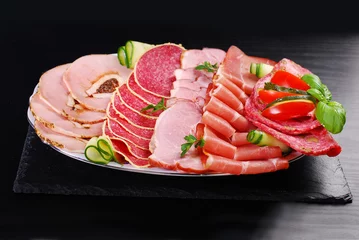 Foto op Aluminium schotel van gesneden ham, salami en gezouten vlees © teressa