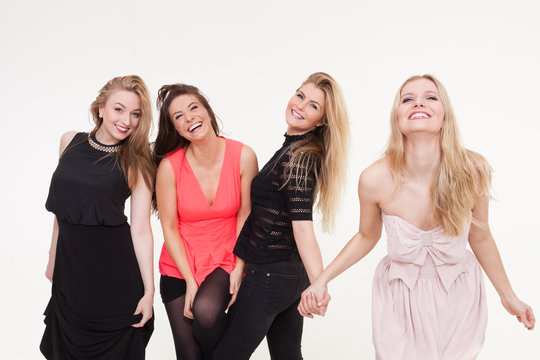 Junge Frauen feiern ausgelassen vor Fotobox