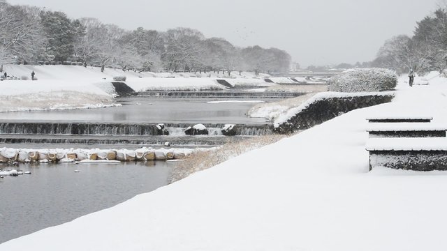 雪景色の京都鴨川