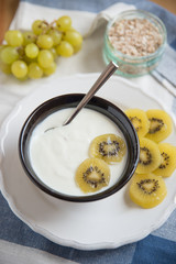 Joghurt mit Müsli und Früchten 