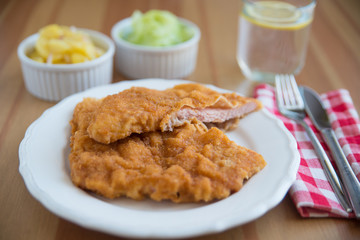 Wiener Schnitzel mit Salat 