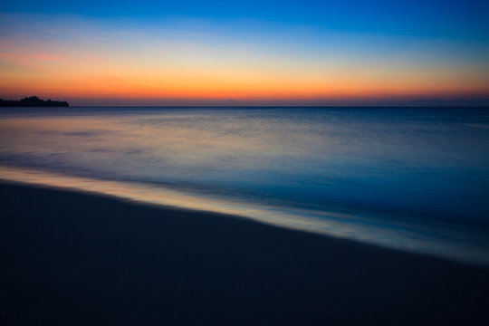 Minimalistic seascape at twilight © Juhku
