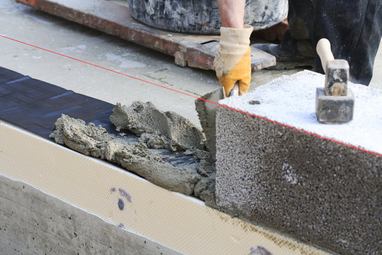 Bauen und Baustelle: die erste Lage