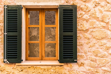 Holz Fenster mit Gardinen Fensterläden Offen