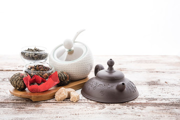 Obraz na płótnie Canvas Tea cups with teapot on old wooden table