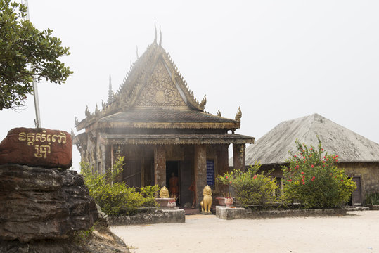 Templo budista envuelta de niebla en las monta&ntilde;as de Kampot, Camboya