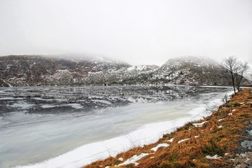 Stausee Tarlebovannet am Rundemanen bei Bergen im Winter