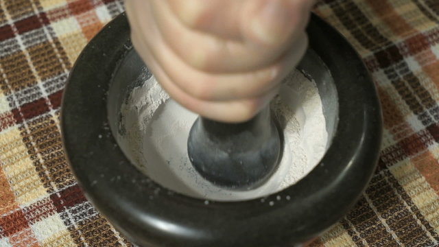 Mortar for grinding eggshells. Extraction of calcium.