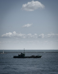 Obraz premium tug boat maneuvering near the pier 