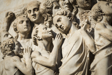 Mensch und Engelfigur aus dem  Fries mit der Darstellung der Apokalypse an der Fassade des Doms von...