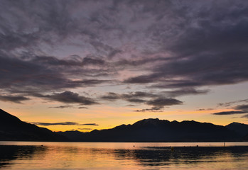 Fototapeta na wymiar Nuvole viola sopra il mare al tramonto