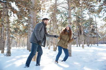 Fototapeta na wymiar Couple walking in the winter park