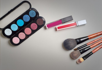 Obraz na płótnie Canvas makeup brush and cosmetics, on a color background
