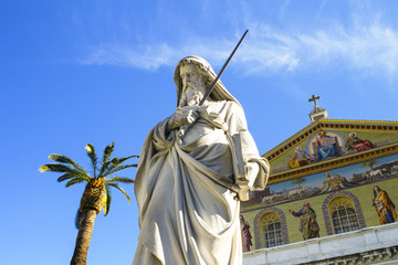 Statua di San Paolo a Roma davanti alla Basilica Vaticana