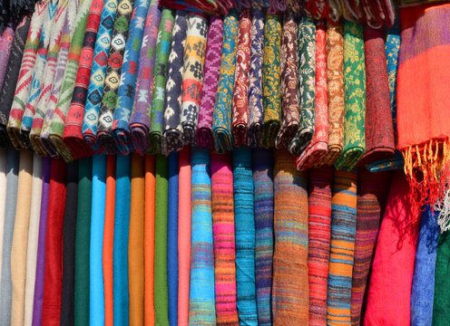 Bunte Schals auf Markt, Kathmandu, Nepal