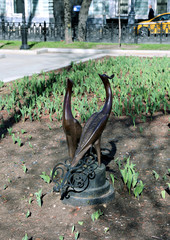 Obraz premium Monument a couple of peacocks in Moscow