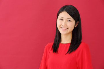 Fototapeta premium 若い女性・赤バック