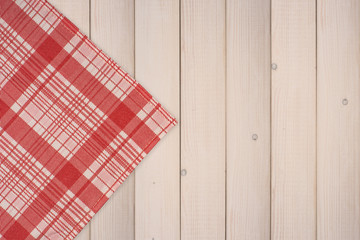 Obraz premium the checkered tablecloth on wooden table