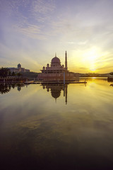 Obraz premium Beautiful reflection of Putra Mosque in the lake during awesome