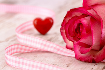 Rose und Herz für Valentinstag, Geburtstag und Muttertag