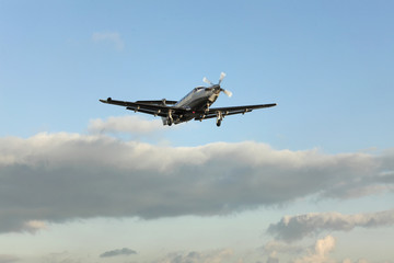 Single turboprop aircraft, landing aircraft