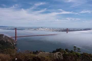 Die Golden Gate Bridge halb im Nebel
