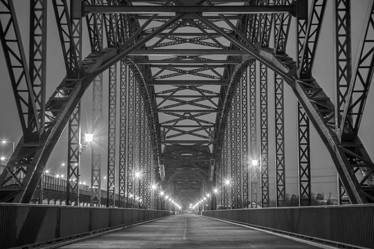 Fototapeta Historische Stahlträgerbrücke über die Elbe in Hamburg