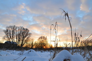 Malowniczy zachód słońca zimową porą