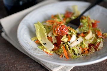 Диетический овощной салат с лососем
