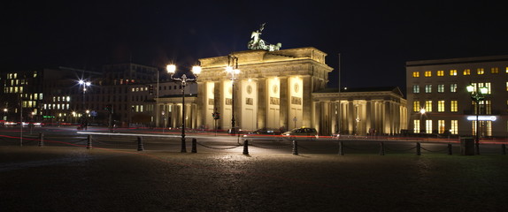 Fototapeta na wymiar Platz des 18. März in Berlin am Abend
