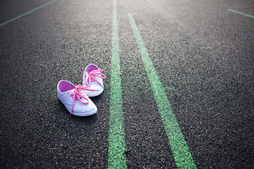 Damenschuhe auf dem Sportplatz