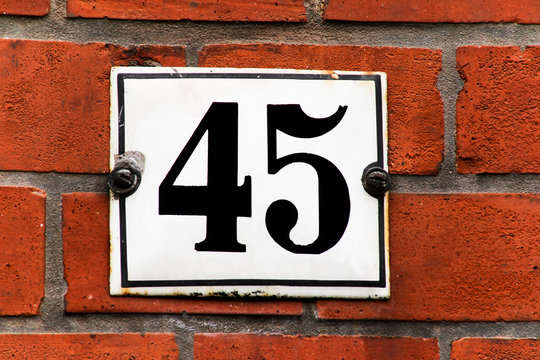 Hausnummer 45 auf Backsteinwand