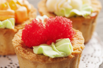 Cake basket with red berries