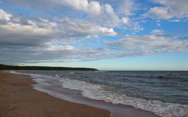 Obraz premium Big waves breaking on the shore