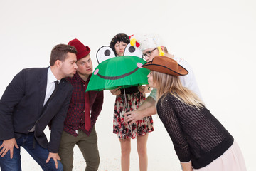Junge Leute machen Foto vor Photobooth