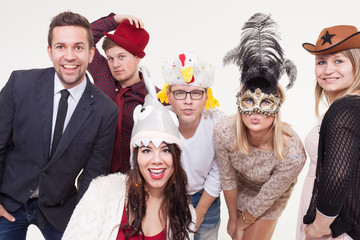 Junge Leute machen Foto vor Photobooth
