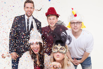 Junge Leute machen Foto vor Photobooth