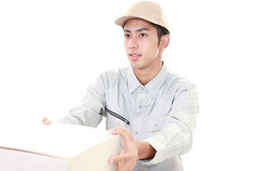 荷物を運ぶ笑顔の宅配人