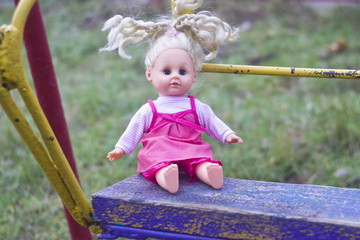 Кукла на качели