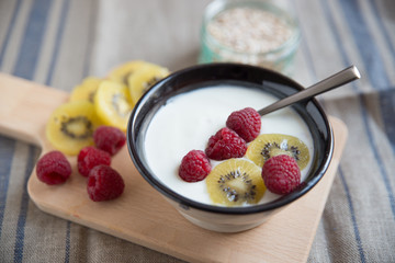 Joghurt mit Müsli und Früchten 