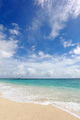 美しい沖縄のビーチと夏空

