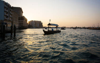 Obraz premium Old Dubai view from water during sunset
