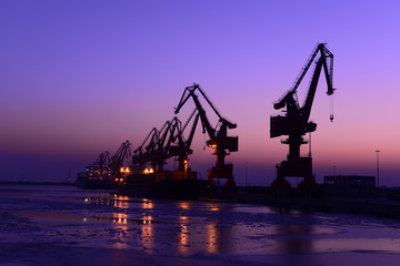 Obraz premium Port gantry crane is working
